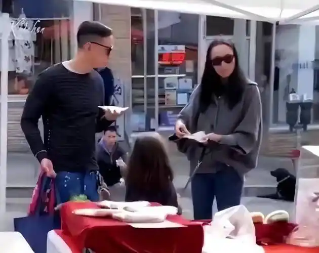 吴彦祖携妻女近照曝光:46岁老婆素颜吃路边摊,11岁女儿颜值逆天