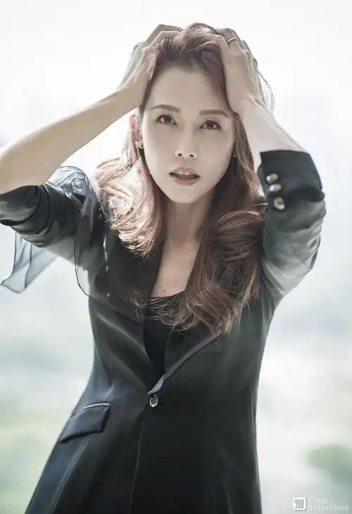 蔡少芬魅力全开!超短发搭配一袭银色的深v领亮片裙,高级减龄