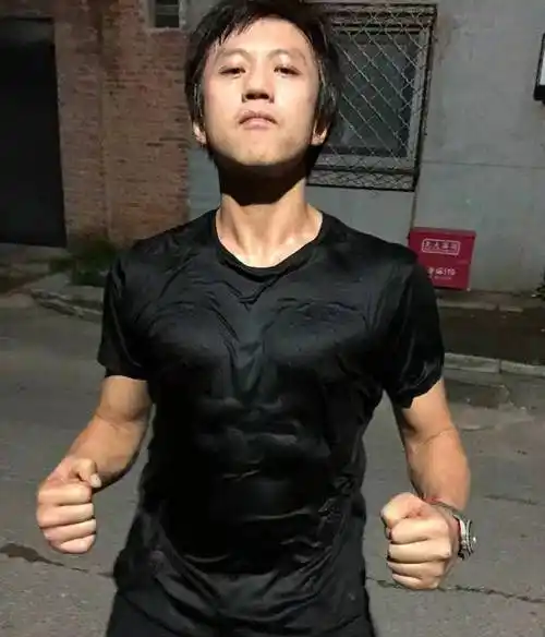 为了诠释两个极端人物,邓超先开启了第一阶段的增重计划,当时他的体重