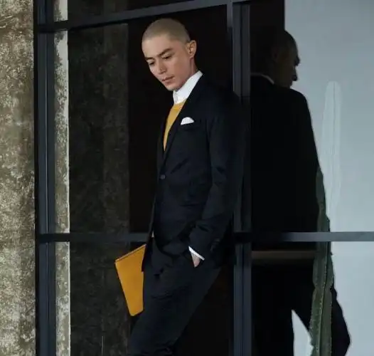 霍建华光头造型街拍照片曝光 不改帅气风范更添硬朗气息