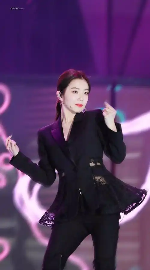 redvelvet的irene裴珠泫黑色西装露肩礼服黑衣大全