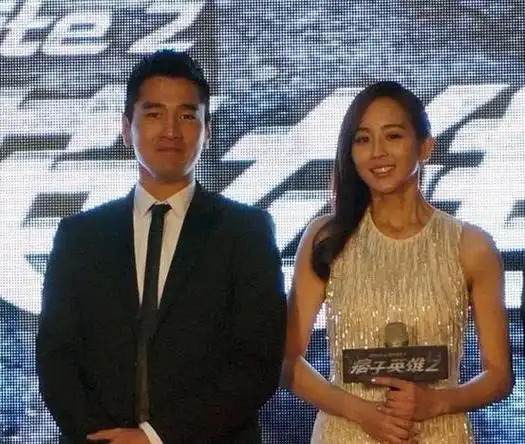 据传,他曾领着张钧甯拜访过自己的家人.