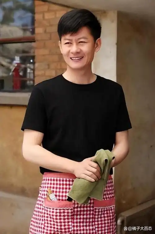 李健:19岁演戏,42岁因《狂飙》爆火,娶了初中恋人还是好男人