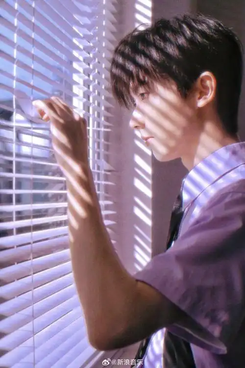 马嘉祺白衬衫学生造型##马嘉祺的眼神在说话