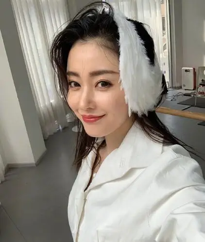 气质百变的张天爱,笑容中的动人,眉眼间的精致,你中意她吗?