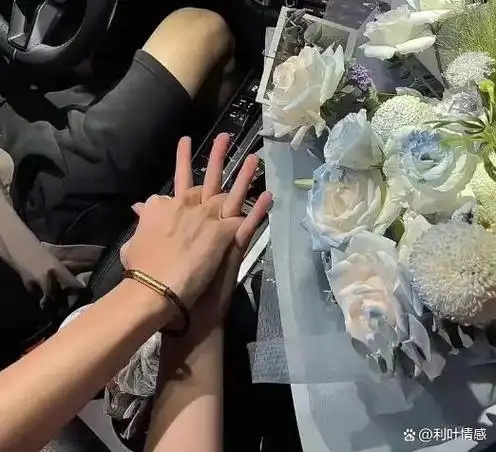 老公五点二十在朋友圈晒了牵手照,图里有金手镯的手,但那不是我的.