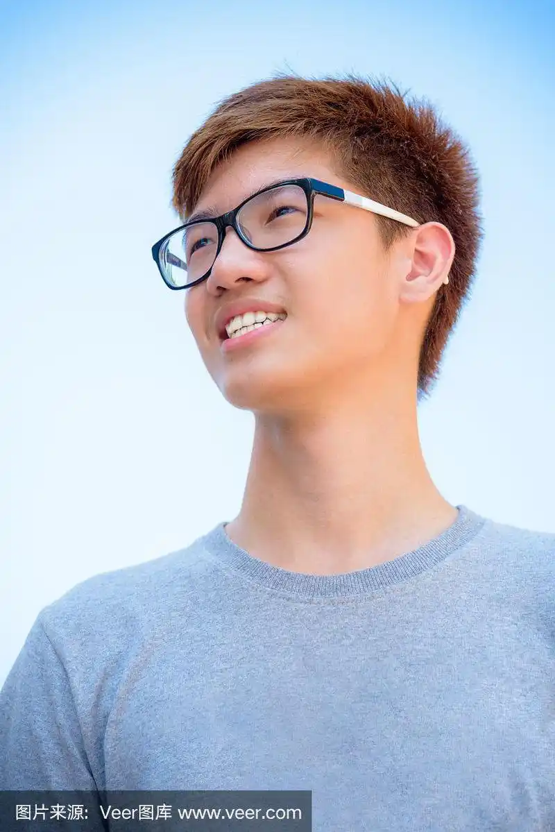 亚洲少年戴眼镜