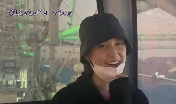 原创原创21岁蒋依依外出游玩素颜有眼袋小雀斑不化妆显疲惫