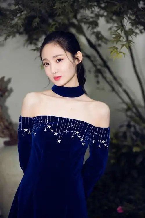 王莫涵时尚写真曝光 简约性感气质优雅