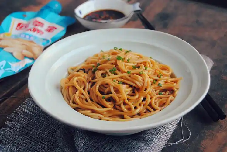 href="/item/葱油/7226274" data-lemmaid="7226274">葱油 /a>拌面是