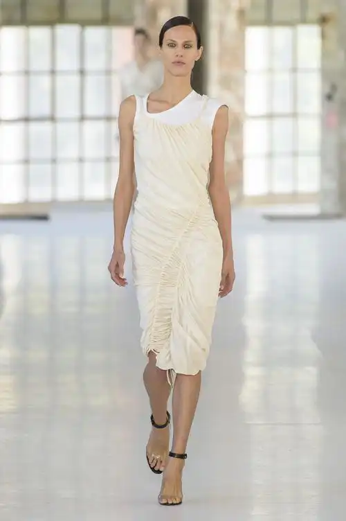 atlein时装系列以新鲜的光学白色和运动风垂褶坦克连衣裙打开