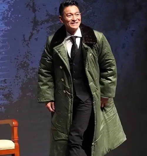 刘德华现身成都路演穿军大衣现身和众人打招呼超接地气