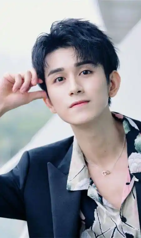 朱姓明星的眼睛都很美朱一龙灿若星辰而看到朱茵才懂一见倾心