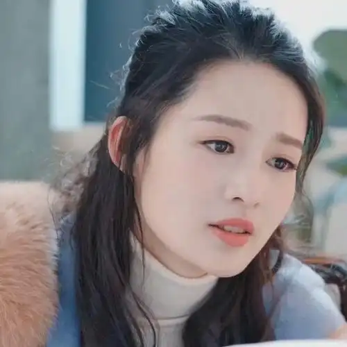 近几年,李沁也学聪明了,一直都在精心地挑选剧本,出演的也都是适合她