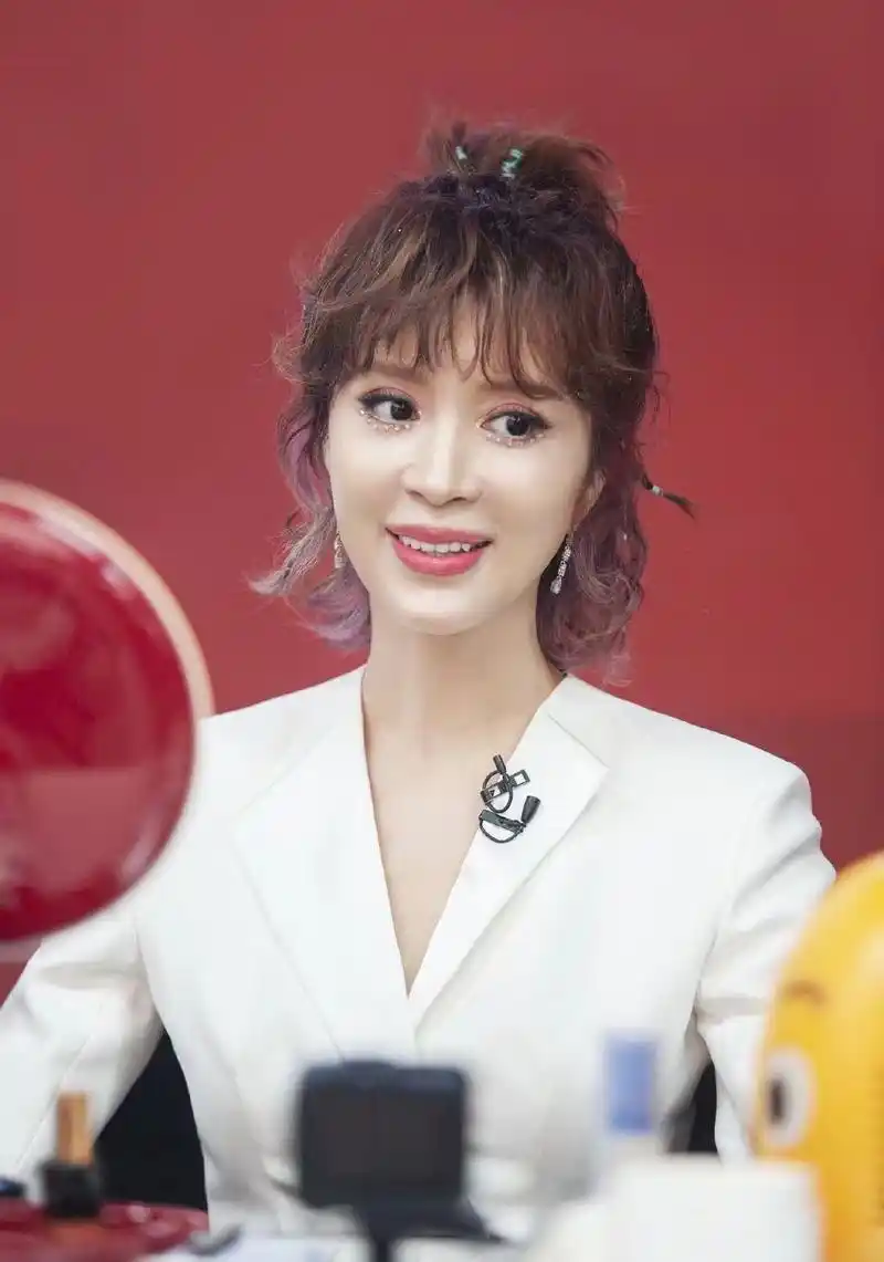 金巧巧晒一家四口合照富豪老公穿国货胖成圆脸两娃长相都随妈