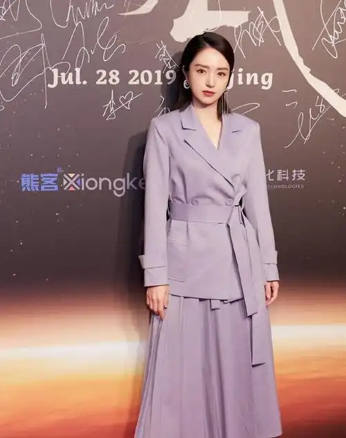 董璇单身后变美不少穿黑色蕾丝长裙秀身材水蛇腰好抢镜