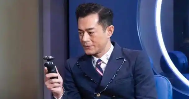 古天乐出席某场活动的状态受到争议,照片中的古天乐面部狰狞,眼睛和