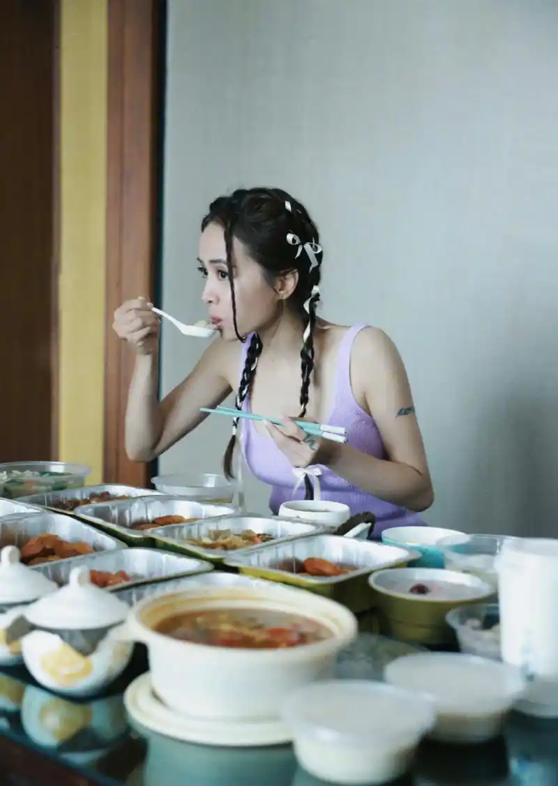 蔡依林点了好多外卖,好奇怪她吃这么多,怎么体重还不到80斤?