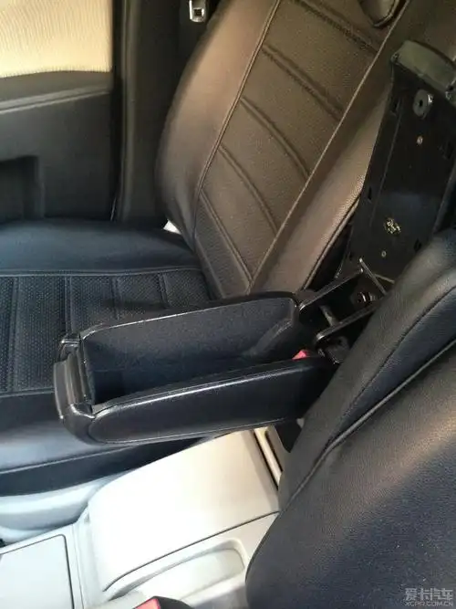 北京出一个08款马5副驾驶的扶手箱
