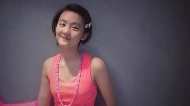 黄磊女儿黄多多染金色头发,见网友满脸不屑,依旧在装学霸人设