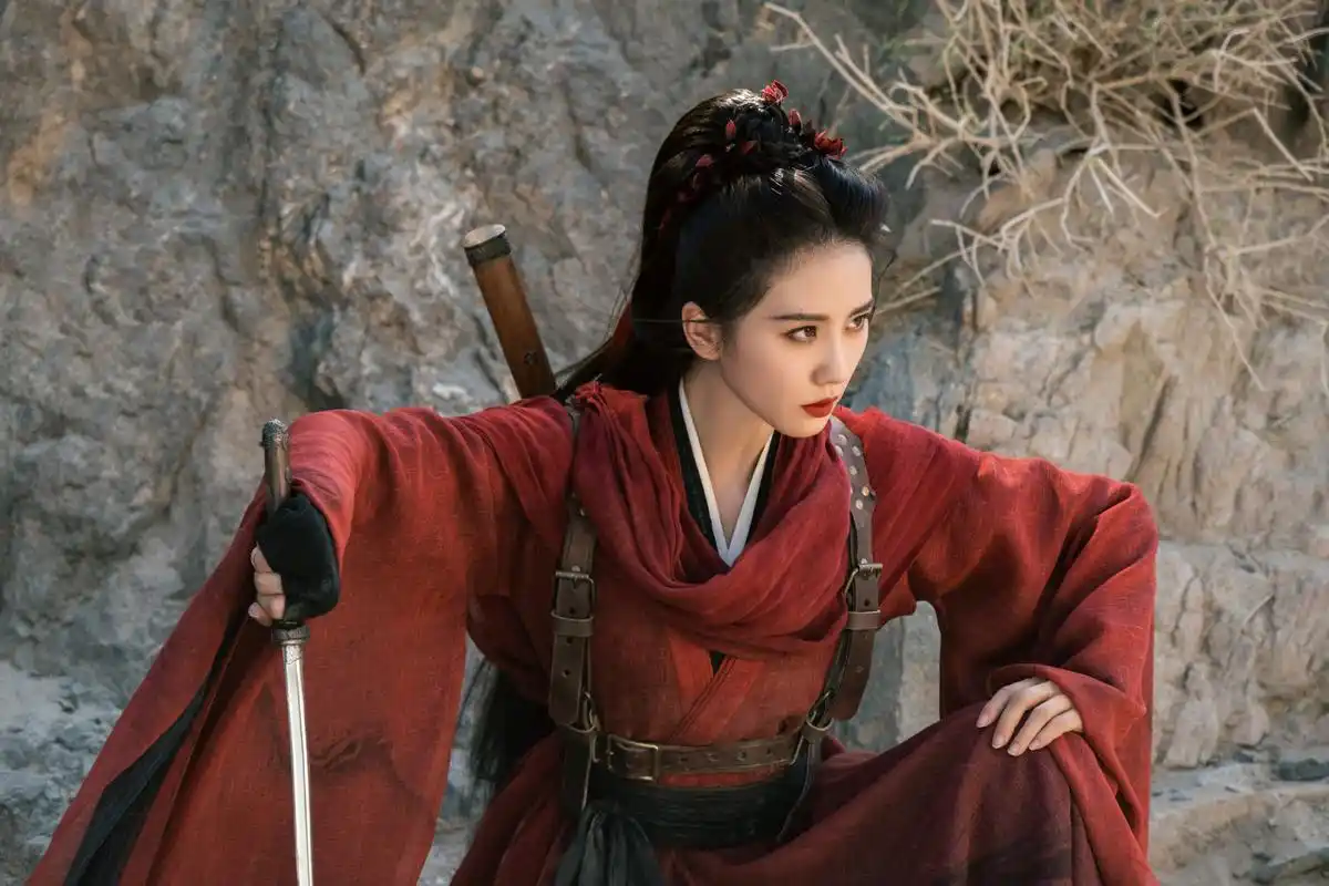 刘诗诗古装侠女造型亮相 红衣长袍 手握长剑 眼神冷冽酷飒有型