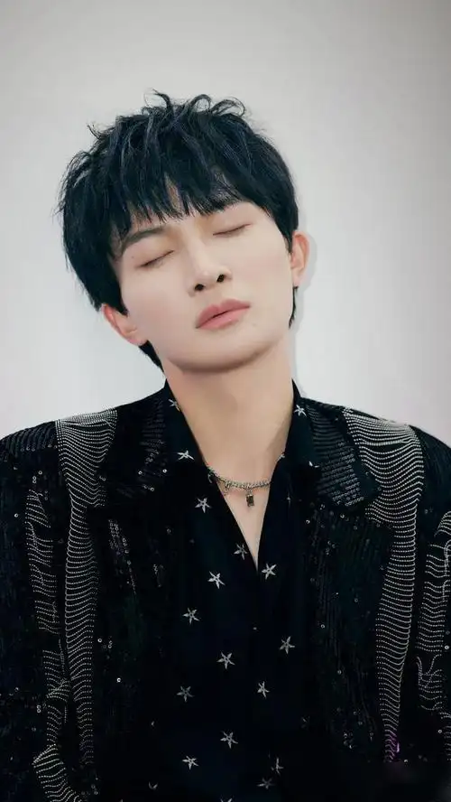 歌手周深,空灵的歌喉,最爱他唱的歌曲《大鱼》|男歌手|写真照_网易