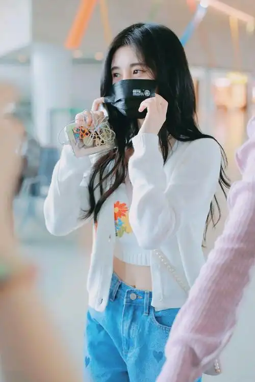 鞠婧祎真的只有159最新私服刺绣抹胸配爱心牛仔裤大长腿无敌