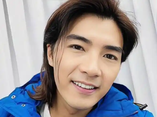 明星贺军翔,被陪酒小姐告性骚扰,警方上门搜家将手机查扣