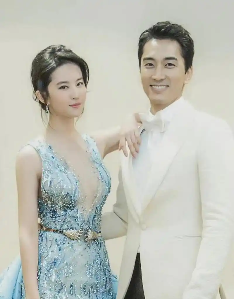 据传,中国女演员刘亦菲和韩国男星宋承宪曾经有过一段秘密恋情.