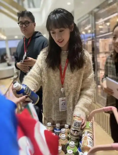 网友抓拍袁冰妍生图,失去滤镜和美颜,真实颜值长这样?