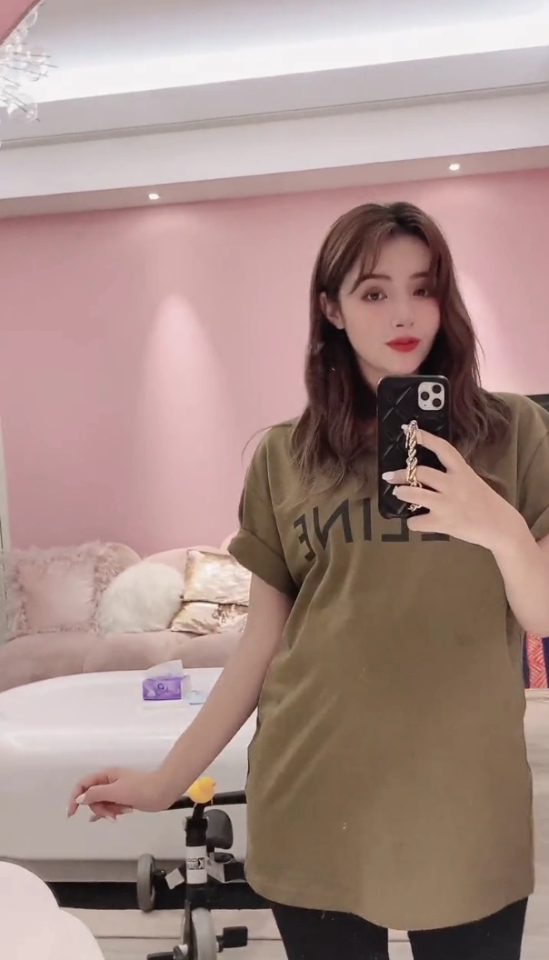 麦迪娜晒8个月孕肚照手捧大肚灵活扭胯豪宅粉色系装修希望生女儿