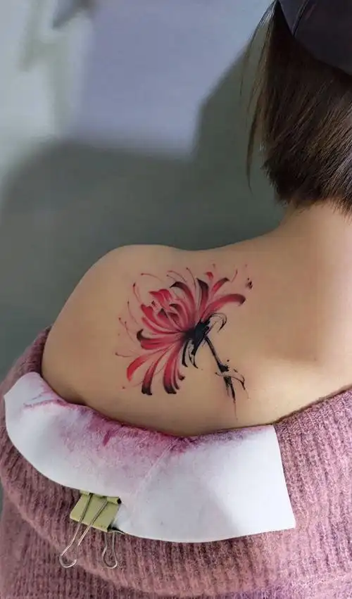 彼岸花纹身图片_肩部水墨彼岸花纹身图案