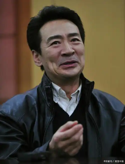 娱乐圈老戏骨,寇振海与儿子同框,网友:很温馨