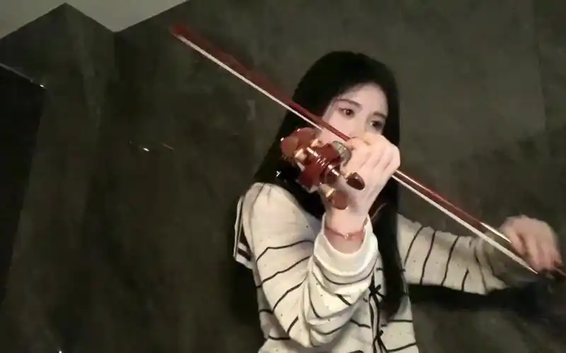 鞠婧祎最美的盛开是反击220522浴室小提琴版玫瑰少年