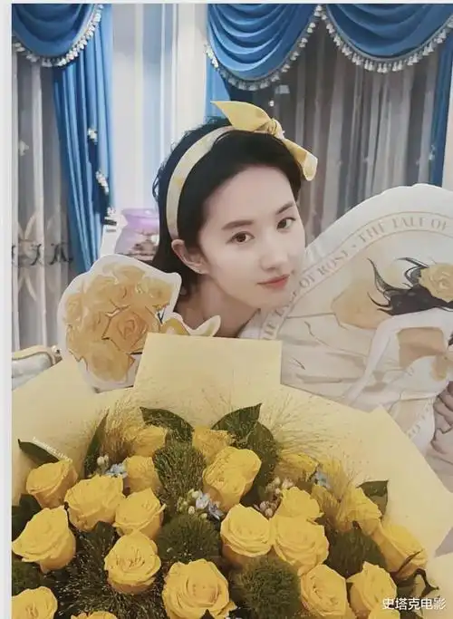 36岁刘亦菲被偶遇:从远处看「大长腿」太吸睛,和素人合照美得有壁