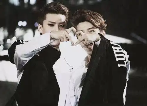 图exo世勋和鹿晗接吻引粉丝围观