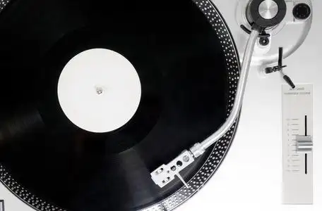 在转盘上的黑胶唱片图片