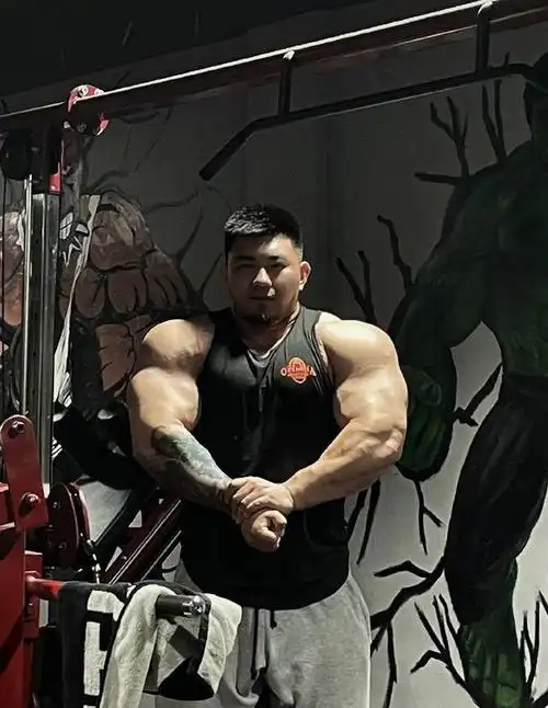 专业健美运动员满身肌肉大块头一看就是实力在线