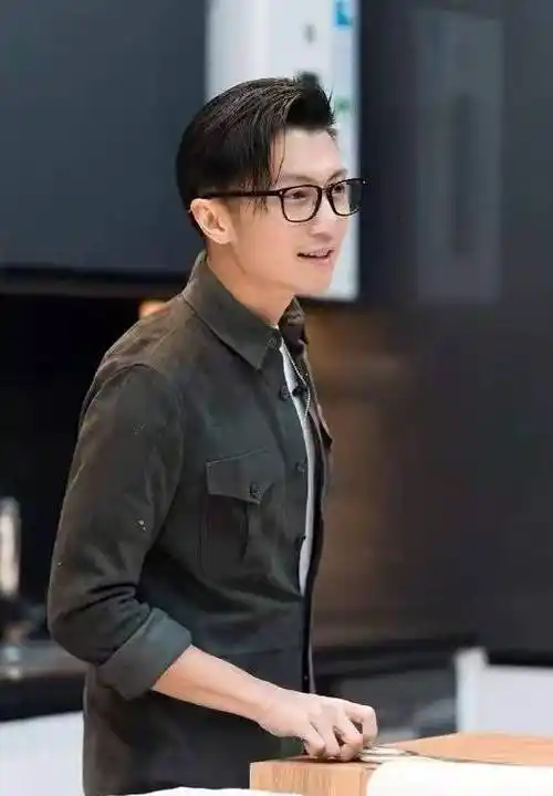 谢霆锋穿多少会有违和感,不过镜头中的他轻松驾驭,即便加上大背头和