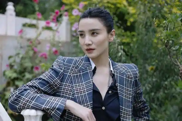 宋佳拍摄西装造型游园大片变身时尚御姐手拿玫瑰轻轻嗅