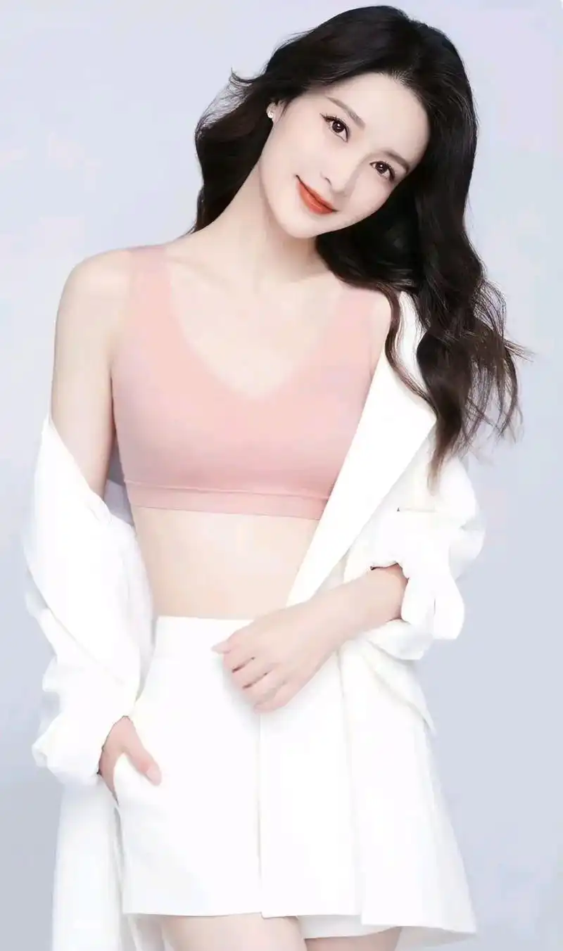 气质美女李沁姿色天然,眉清目秀,性感迷人