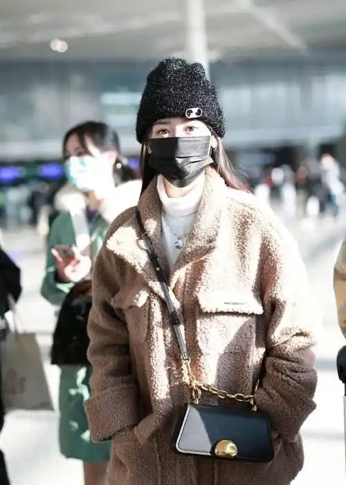 28岁袁冰妍少女感爆棚,穿驼色摇粒绒套装走机场,尽显校园初恋感_外套