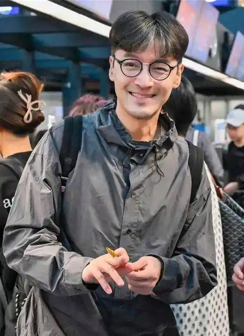 胡歌当天打扮的非常休闲,尤其是他的发型看起来很可爱,没想到他竟然留