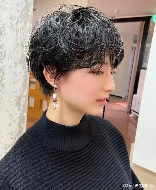 纹理烫▲纹理烫指的是短发烫发时,只烫一个自然的c型弧度,没有明显的