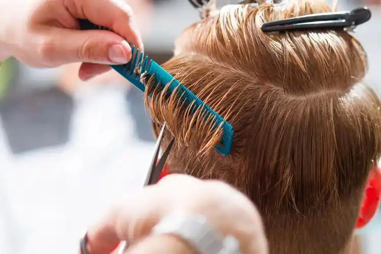 白色背景下的黄发美女