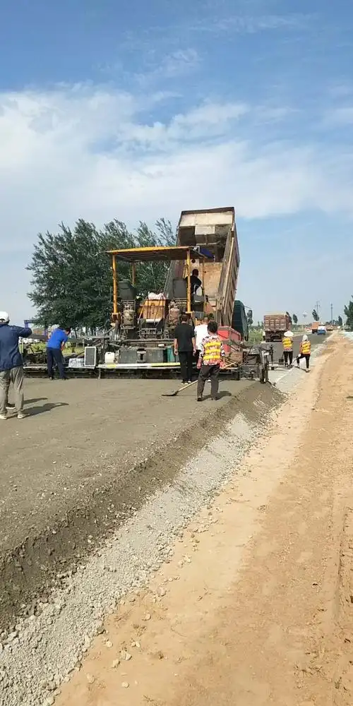 胡府路,水稳基层摊铺碾压