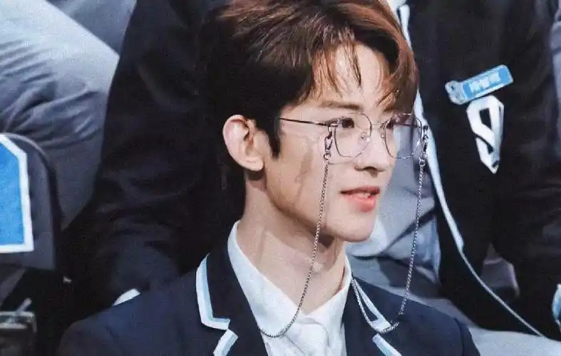 三人相差年龄大概6岁左右,在参加《青春有你3》之前,常华森就已经和林