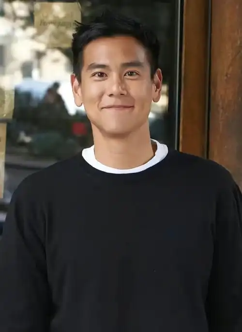 彭于晏素颜遛狗被偶遇#彭于晏素颜遛狗被偶遇,42岁素颜状态还是很