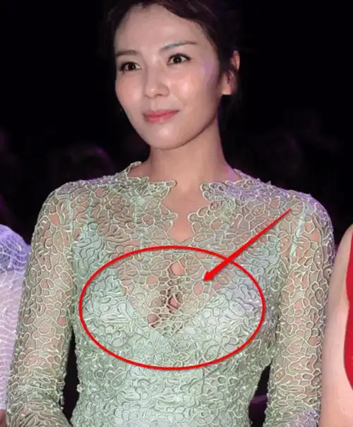 刘涛穿蕾丝裙,缝隙中漏出两个馊了奶黄包网友:王珂每天都有喝不完的