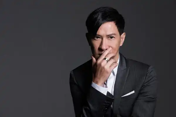 张家辉:练肌肉要靠坚持锻炼加合理饮食